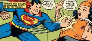 Super-Homem protegendo Lois Lane.
