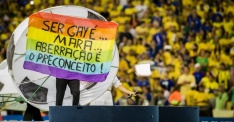 Manifestante mostra faixa de protesto durante a cerimônia de abertura da Copa das Confederações.