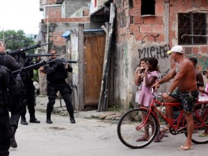Os recentes ataques às UPPs pelo CV funcionaram como subterfúgio para mais um capítulo da militarização do urbano: a ocupação do Complexo da Maré em 2014