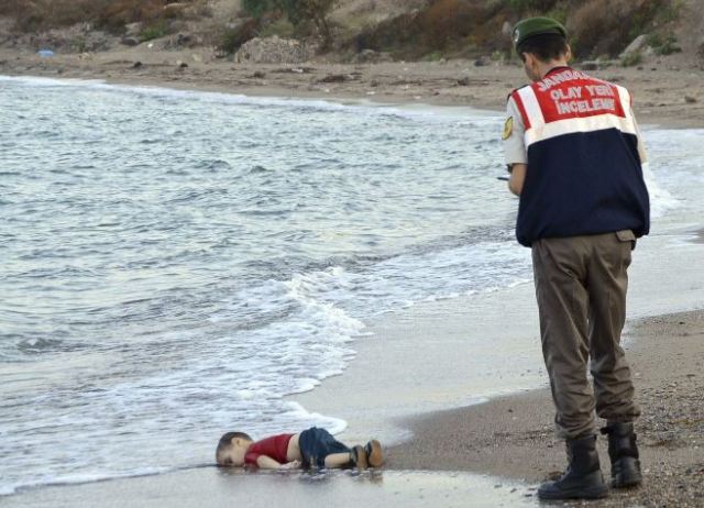 Aylan Kurdi é encontrado morto após ter caído no mar. Foto: Nilüfer Demir