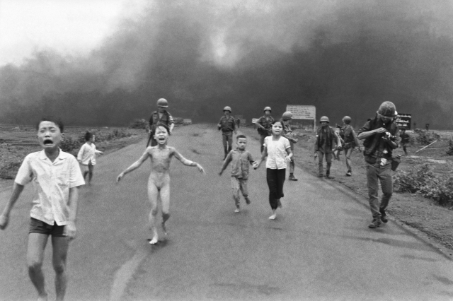 Kim Phuc corre em meio a outras crianças e tropas sul vietnamitas após bombardeio de Napalm, Vietnã, 1972. Foto: Nick Ut